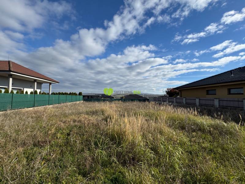 Na predaj slnečný, rovinatý stavebný pozemok Krásna Na hore, Košice - Pozemky - bývanie na Tokajskej ulici v Košiciach, mestskej časti Krásna, vedľa rodinných domov.