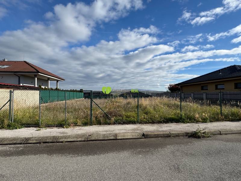 Na predaj slnečný, rovinatý stavebný pozemok Krásna Na hore, Košice - Pozemok na Tokajskej ulici v Košiciach - mestskej časti Krásna, ideálny pre bývanie.