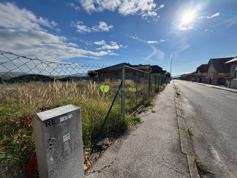 Na predaj slnečný, rovinatý stavebný pozemok Krásna Na hore, Košice - Pozemok na Tokajskej ulici v mestskej časti Krásna v Košiciach.