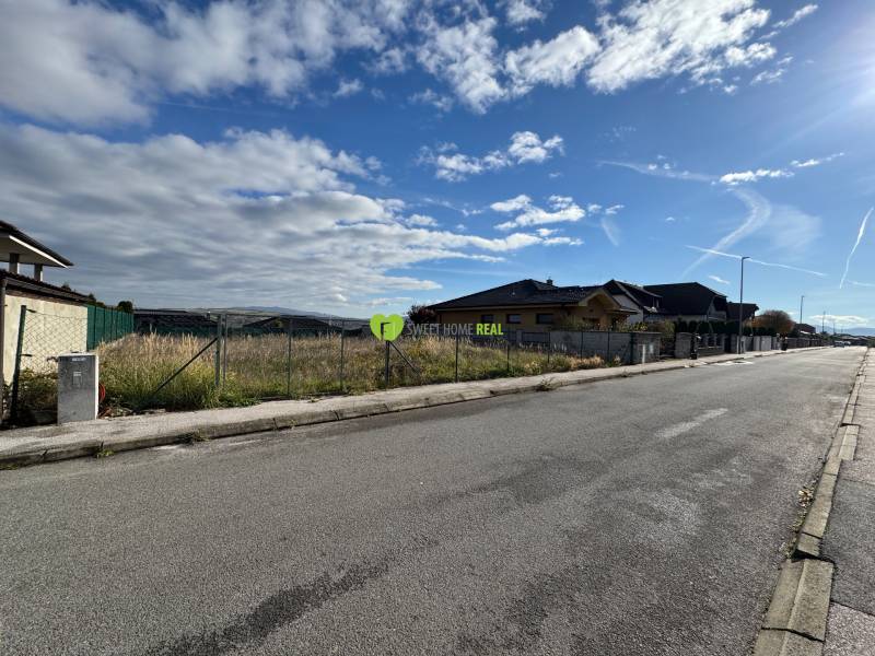 Na predaj slnečný, rovinatý stavebný pozemok Krásna Na hore, Košice - Pozemky - bývanie na Tokajskej ulici v Košiciach, mestskej časti Krásna.