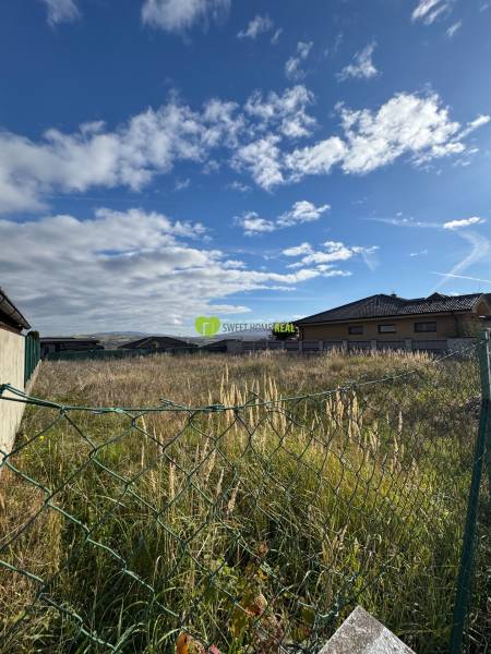 Na predaj slnečný, rovinatý stavebný pozemok Krásna Na hore, Košice - Pozemky - bývanie na Tokajskej ulici v Košiciach - mestskej časti Krásna.