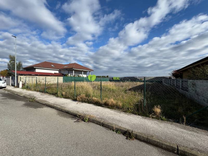 Na predaj slnečný, rovinatý stavebný pozemok Krásna Na hore, Košice - Pozemok na bývanie v Košiciach, mestskej časti Krásna na Tokajskej ulici.