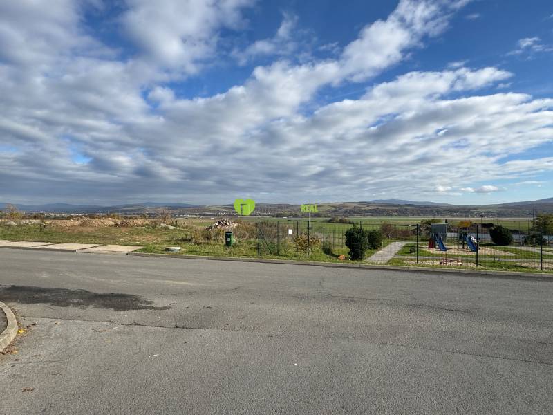 Na predaj slnečný, rovinatý stavebný pozemok Krásna Na hore, Košice - Výhľad na okolitú krajinu z Tokajskej ulice v Košiciach - mestskej časti Krásna.