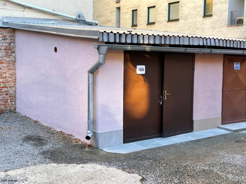 Garáž na Mlynskej ul. na prenájom - Garáže na Mlynskej v Košiciach - mestskej časti Staré Mesto so svetlofialovou omietkou.