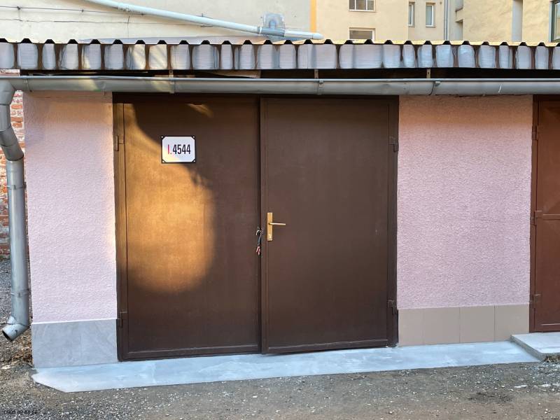 Garáž na Mlynskej ul. na prenájom - Hnedé garážové dvere na Mlynskej ulici v mestskej časti Staré Mesto v Košiciach.