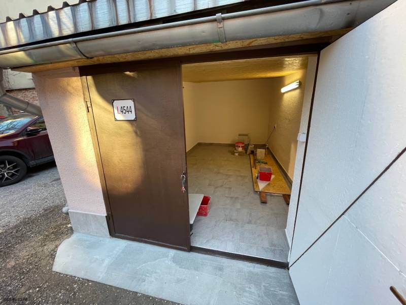 Garáž na Mlynskej ul. na prenájom - Otvorená garáž na Mlynskej v Košiciach - mestskej časti Staré Mesto, s náradím a vedrom.