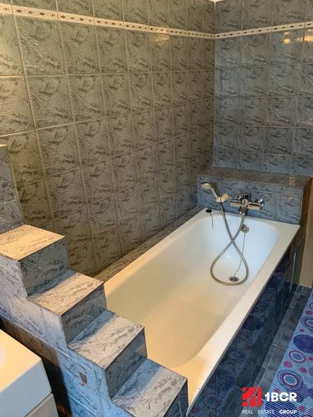 PRIESTRANNÝ 2-IZB BYT V UZAVRETOM AREÁLI, MIEROVÁ KOLÓNIA, NOVÉ MESTO - Kúpeľňa s liatinovou vaňou a schodíkmi, typická pre 2-izbový byt.