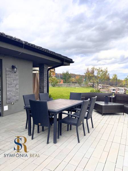 Rodinný dom v obci Dubová s 920m2 rozsiahlym pozemkom  - Terasa rodinného domu na Lipovej ulici v Dubovej so záhradným nábytkom a výhľadom.