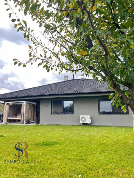 Rodinný dom v obci Dubová s 920m2 rozsiahlym pozemkom  - Rodinný dom na Lipovej ulici v Dubovej, strom a zelený trávnik v popredí.