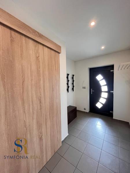 Rodinný dom v obci Dubová s 920m2 rozsiahlym pozemkom  - Vstupná chodba v rodinnom dome s dlažbou a modernými dverami.