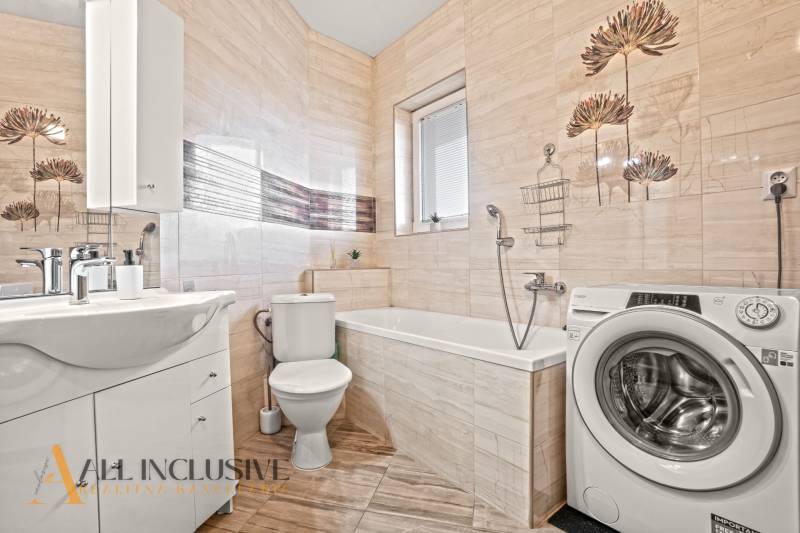 NA PREDAJ 2-IZBOVÝ BYT S 2 BALKÓNMI, DUNAJSKÁ STREDA - Kúpeľňa v 2-izbovom byte s práčkou, vaňou, umývadlom a kachličkovanými stenami.