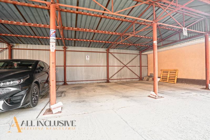 NA PREDAJ 2-IZBOVÝ BYT S 2 BALKÓNMI, DUNAJSKÁ STREDA - Parkovacie miesto so strieškou na Kukučínovej ulici v Dunajskej Strede, neďaleko 2-izbového bytu.