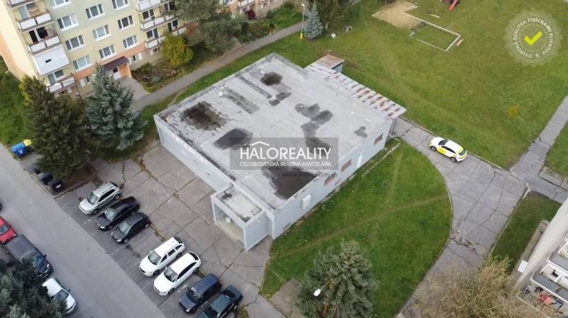 Predaj, obchodný priestor Rimavská Sobota, Západ, Ry... - V Rimavskej Sobote sú obchodné priestory obklopené panelákmi a parkovacími miestami.