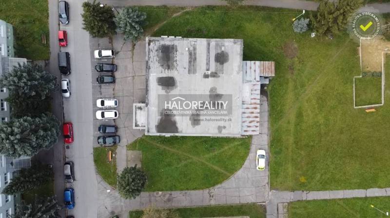 Predaj, obchodný priestor Rimavská Sobota, Západ, Ry... - Pohľad zhora na obchodné priestory v Rimavskej Sobote, obklopené zeleňou a zaparkovanými autami.