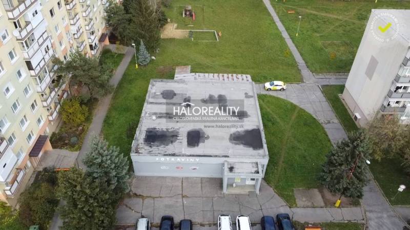 Predaj, obchodný priestor Rimavská Sobota, Západ, Ry... - Obchodné priestory v Rimavskej Sobote s plochou strechou, obklopené zeleňou a bytovkami.