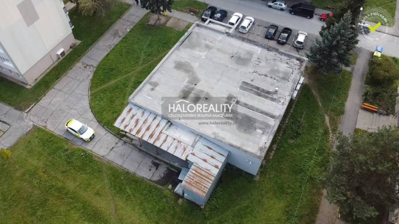 Predaj, obchodný priestor Rimavská Sobota, Západ, Ry... - Budova obchodných priestorov v Rimavskej Sobote s parkoviskom a prístupovou cestou.