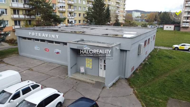 Predaj, obchodný priestor Rimavská Sobota, Západ, Ry... - Budova obchodného priestoru v Rimavskej Sobote, obklopená panelákmi a zaparkovanými autami.