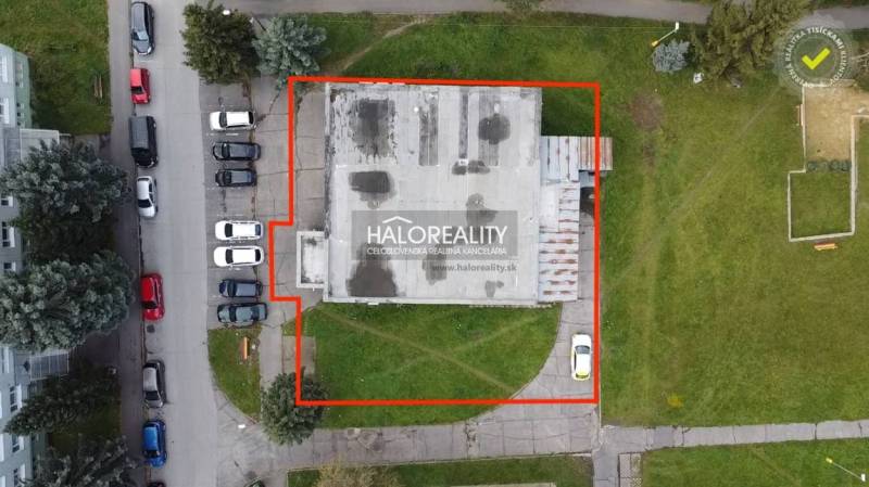 Predaj, obchodný priestor Rimavská Sobota, Západ, Ry... - Letecký pohľad na obchodné priestory v Rimavskej Sobote s parkovacími miestami.