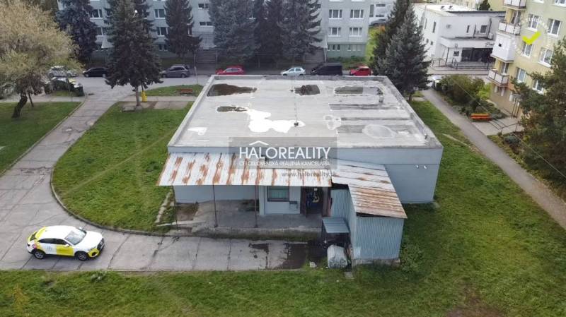 Predaj, obchodný priestor Rimavská Sobota, Západ, Ry... - Pohľad na obchodné priestory v Rimavskej Sobote s priľahlým parkom a betónovou strechou.