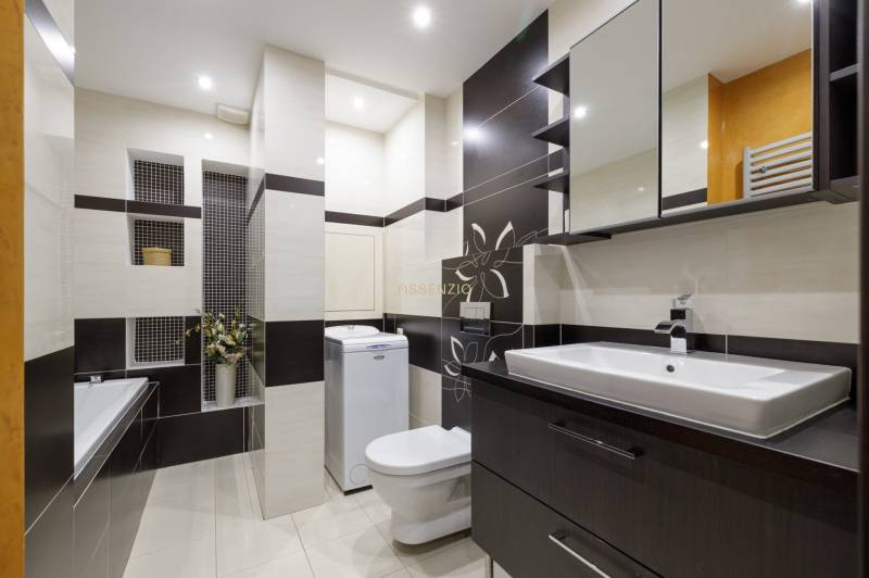 PREDAJ-2 IZBOVÝ BYT-KOMPLETNÁ REKONŠTRUKCIA - RUŽINOV - Kúpeľňa v 2-izbovom byte so sprchovým kútom, práčkou a umývadlom.