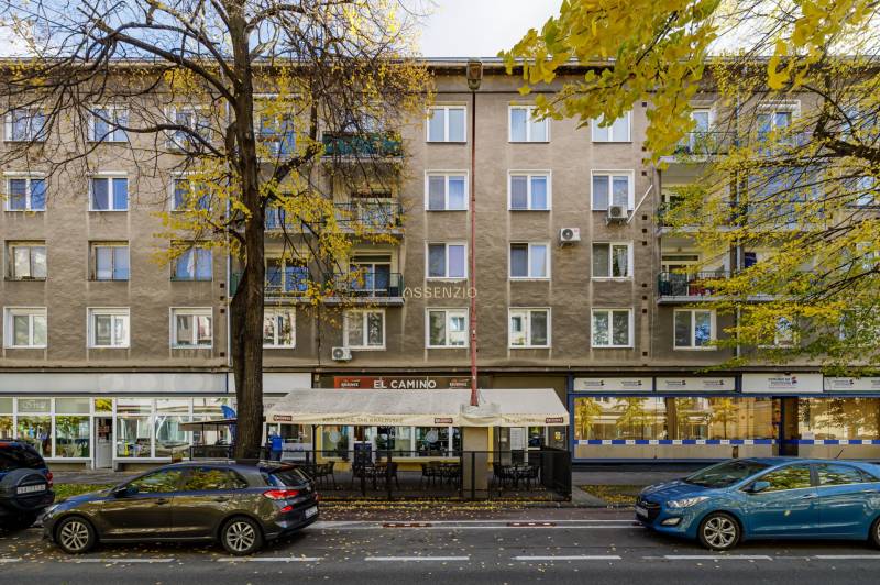 PREDAJ-2 IZBOVÝ BYT-KOMPLETNÁ REKONŠTRUKCIA - RUŽINOV - Budova s reštauráciou a terasou na Košickej ulici v Bratislave - Ružinov.