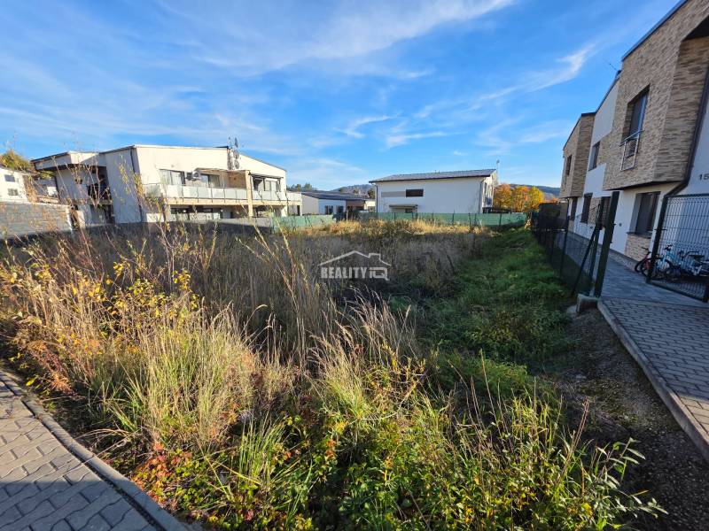 Exkluzívne na predaj rovinatý a slnečný stavebný pozemok 614 m2, Bytča - Pozemky na bývanie v Bytči s budovami a spevnenou plochou.