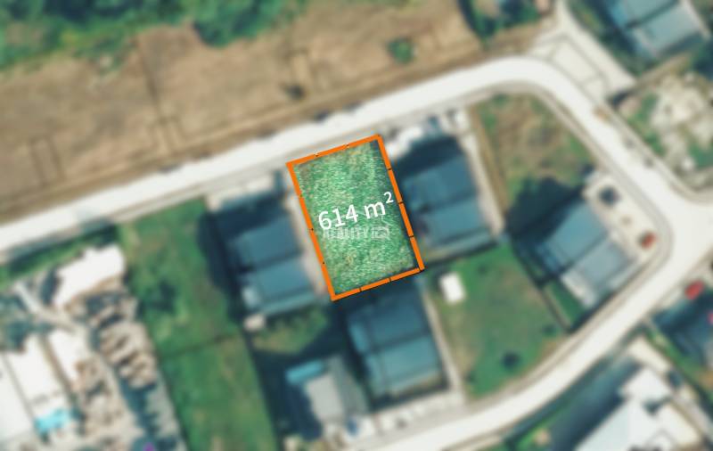 Exkluzívne na predaj rovinatý a slnečný stavebný pozemok 614 m2, Bytča - Letecký pohľad na pozemok v Bytči o rozlohe 614 m², určený na bývanie.