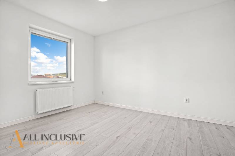 PRENAJATÉ | NA PRENÁJOM 2x 2-IZBOVÉ BYTY S TERASOU,DUNAJSKÁ STREDA - Izba v 2-izbovom byte s oknom a podlahou s dreveným dekorom.