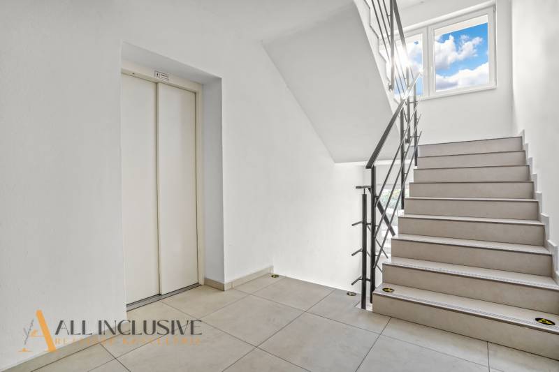 PRENAJATÉ | NA PRENÁJOM 2x 2-IZBOVÉ BYTY S TERASOU,DUNAJSKÁ STREDA - Schodisko so svetlým obkladom a výťahom v 2-izbovom byte.