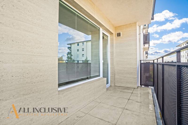 PRENAJATÉ | NA PRENÁJOM 2x 2-IZBOVÉ BYTY S TERASOU,DUNAJSKÁ STREDA - Balkón 2-izbového bytu na Panónsky háj v Dunajskej Strede s výhľadom na okolitú architektúru.