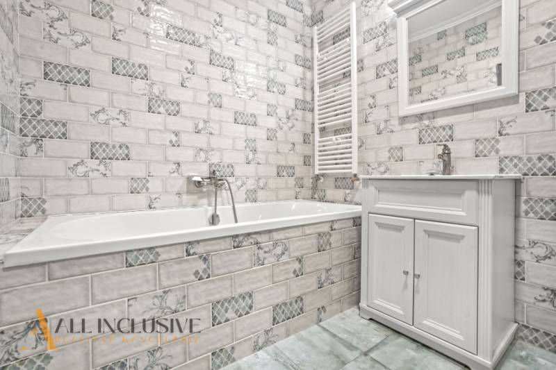 PRENAJATÉ | NA PRENÁJOM 2x 2-IZBOVÉ BYTY S TERASOU,DUNAJSKÁ STREDA - Kúpeľňa vo vyhotovení 2-izbového bytu s bielymi kachličkami a vaňou.