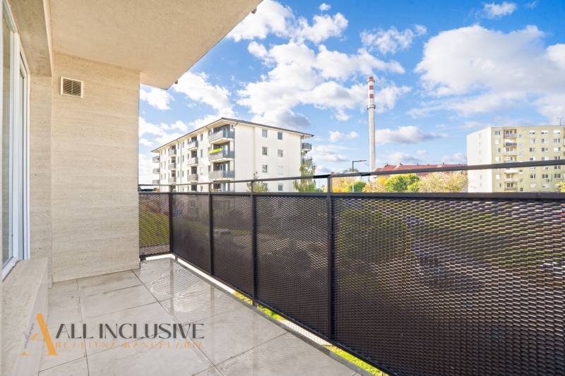 PRENAJATÉ | NA PRENÁJOM 2x 2-IZBOVÉ BYTY S TERASOU,DUNAJSKÁ STREDA - Balkón 2-izbového bytu na Panónskom háji v Dunajskej Strede s výhľadom na obytné budovy.