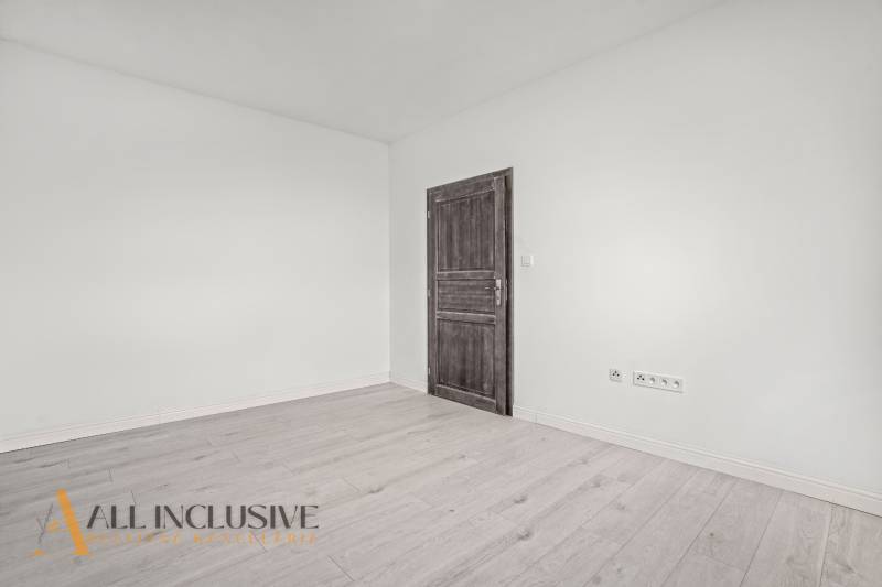 PRENAJATÉ | NA PRENÁJOM 2x 2-IZBOVÉ BYTY S TERASOU,DUNAJSKÁ STREDA - Interiér 2-izbového bytu s bielymi stenami a podlahou s dreveným dekorom.