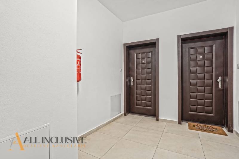 PRENAJATÉ | NA PRENÁJOM 2x 2-IZBOVÉ BYTY S TERASOU,DUNAJSKÁ STREDA - Chodba s dvomi dverami a hasiacim prístrojom v 2-izbovom byte.