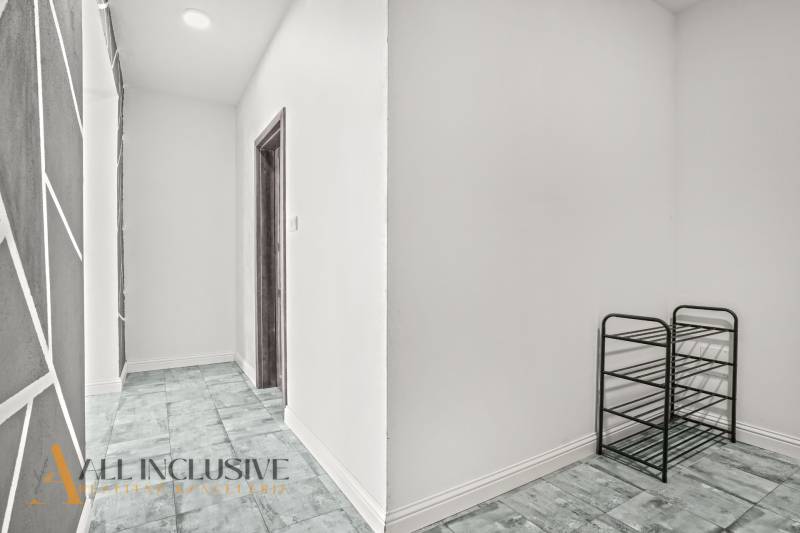 PRENAJATÉ | NA PRENÁJOM 2x 2-IZBOVÉ BYTY S TERASOU,DUNAJSKÁ STREDA - Chodba v 2-izbovom byte s podlahou s dreveným dekorom a regálom na obuv.