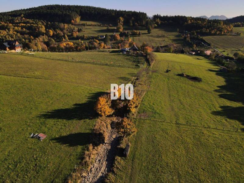 VOĽNÉ  2 zo 4 - Slnečné pozemky Petrovice-Setechov - Zeleň a lúky v Pozemkoch - bývanie v Petroviciach, obklopené stromami a kopcami.