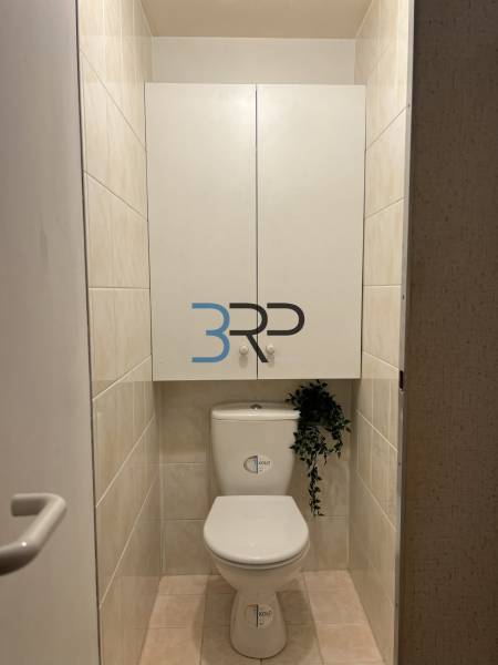 REZERVOVANÝ! Na predaj 2izbový byt v meste Senica - Kúpeľňa so záchodom a skrinkou v 2-izbovom byte, neutrálny obklad.