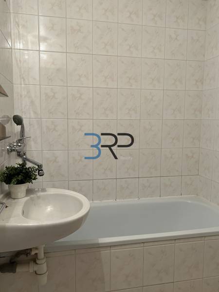 REZERVOVANÝ! Na predaj 2izbový byt v meste Senica - Kúpeľňa s vaňou a umývadlom vo 2-izbovom byte, obkladaná kachličkami.