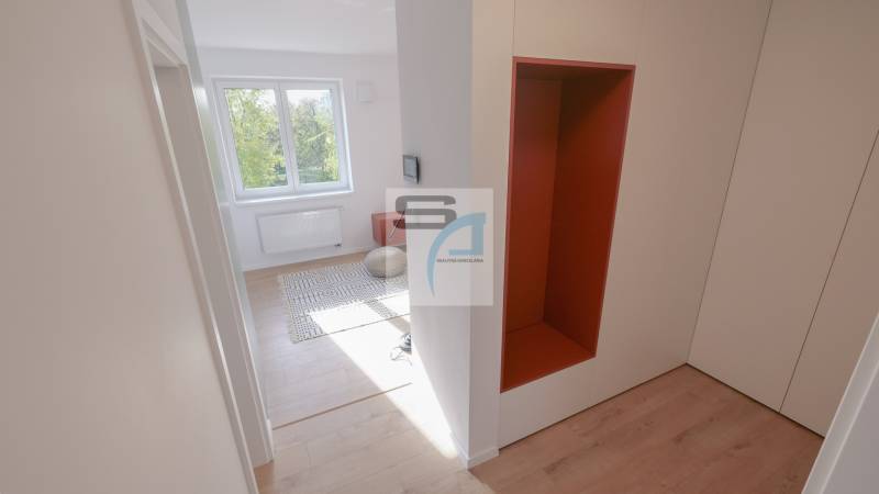 2-izbový byt s terasou 15 m² a parkovaním v tichej časti Bratislavy - Chodba v 2-izbovom byte s podlahou s dreveným dekorom a výhľadom do miestnosti.