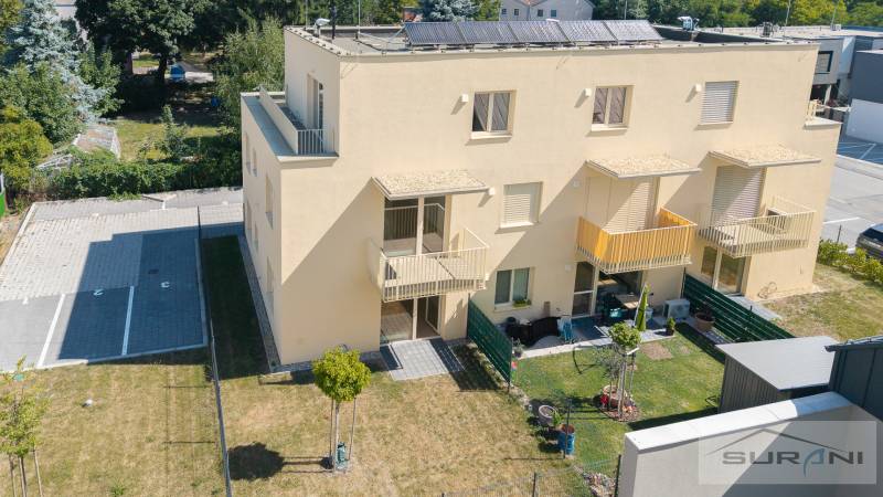 2-izbový byt s terasou 15 m² a parkovaním v tichej časti Bratislavy - Žltý bytový dom na Železničnej ulici v Bratislave-Vrakuni so záhradou a parkovacími miestami.