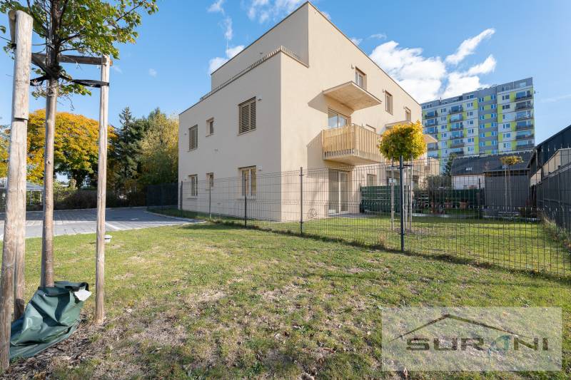 2-izbový byt s terasou 15 m² a parkovaním v tichej časti Bratislavy - Exteriér bytového domu na Železničnej ulici vo Vrakuni s priľahlou záhradou.