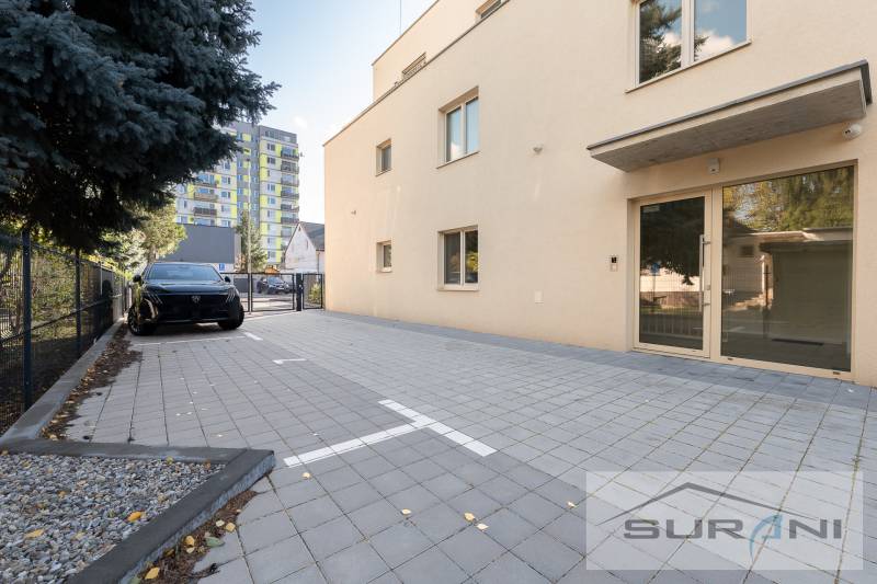 2-izbový byt s terasou 15 m² a parkovaním v tichej časti Bratislavy - Parkovacie miesto pred bytovým domom na Železničnej ulici, Bratislava - Vrakuňa, 2-izbový byt.