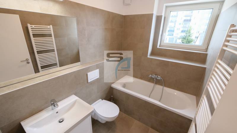 2-izbový byt s terasou 15 m² a parkovaním v tichej časti Bratislavy - Kúpeľňa v 2-izbovom byte s vaňou, umývadlom, zrkadlom a oknom.