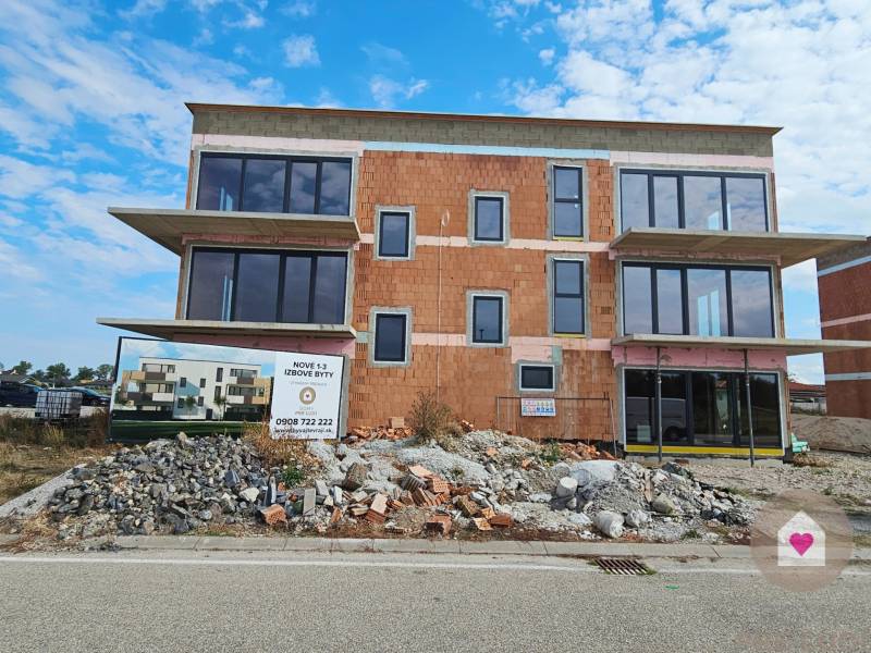 3i. BYT S VLASTNÝM TEP. ČERPADLOM + KLIMATIZÁCIA A EXTERIÉROVÉ ŽALÚZIE - Budova vo výstavbe s veľkými oknami na Dúhovej ulici v Slovenskom Grobe.