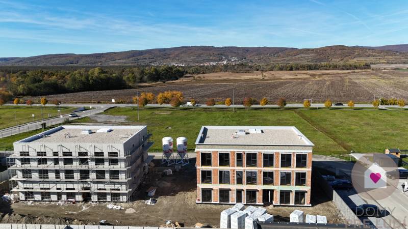 3i. BYT S VLASTNÝM TEP. ČERPADLOM + KLIMATIZÁCIA A EXTERIÉROVÉ ŽALÚZIE - Stavebný projekt na Dúhovej ulici v Slovenskom Grobe, obklopený prírodou a otvorenou krajinou.