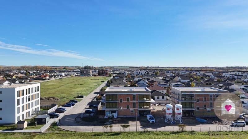 3i. BYT S VLASTNÝM TEP. ČERPADLOM + KLIMATIZÁCIA A EXTERIÉROVÉ ŽALÚZIE - Novostavby na Dúhovej ulici v Slovenskom Grobe ponúkajúce pohodlné 3-izbové byty.