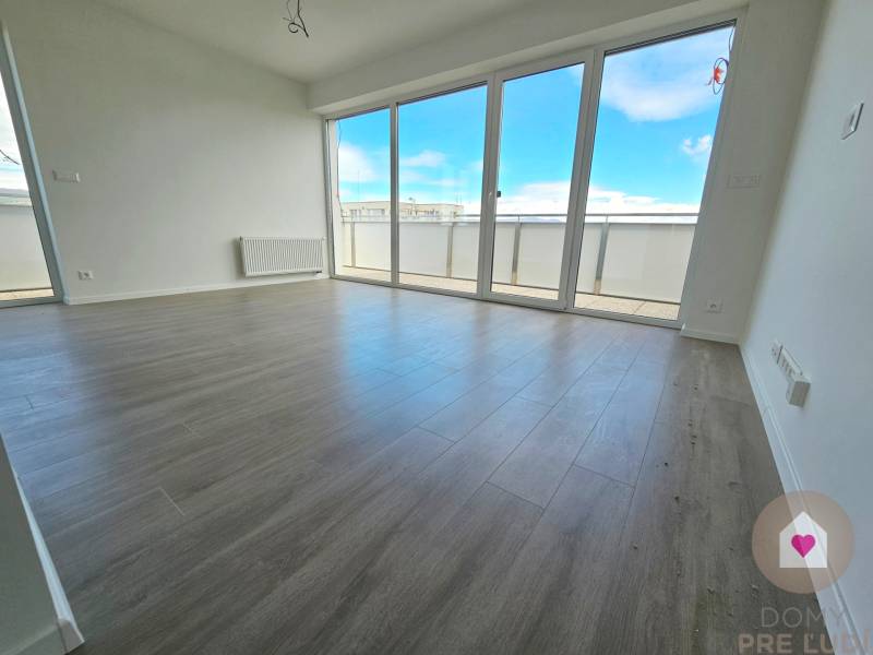 3i. BYT S VLASTNÝM TEP. ČERPADLOM + KLIMATIZÁCIA A EXTERIÉROVÉ ŽALÚZIE - Svetlá miestnosť s balkónovými dverami v 3-izbovom byte, drevená podlaha.