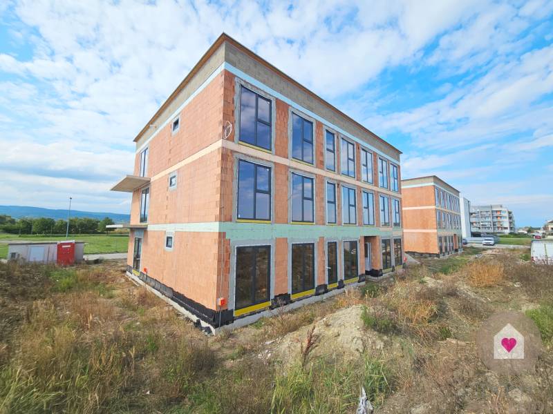 3i. BYT S VLASTNÝM TEP. ČERPADLOM + KLIMATIZÁCIA A EXTERIÉROVÉ ŽALÚZIE - Novostavba 3-izbového bytu na Dúhovej ulici v Slovenskom Grobe pod modrou oblohou.