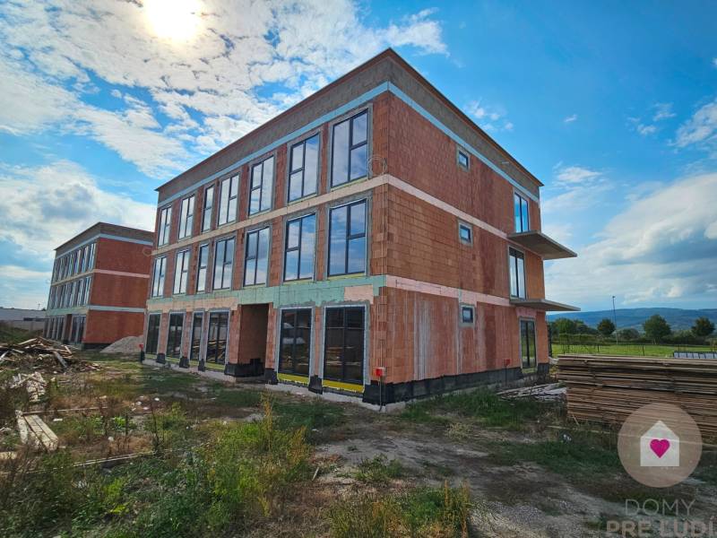 3i. BYT S VLASTNÝM TEP. ČERPADLOM + KLIMATIZÁCIA A EXTERIÉROVÉ ŽALÚZIE - Výstavba 3-izbových bytov na Dúhovej ulici v Slovenskom Grobe, tehlová budova.