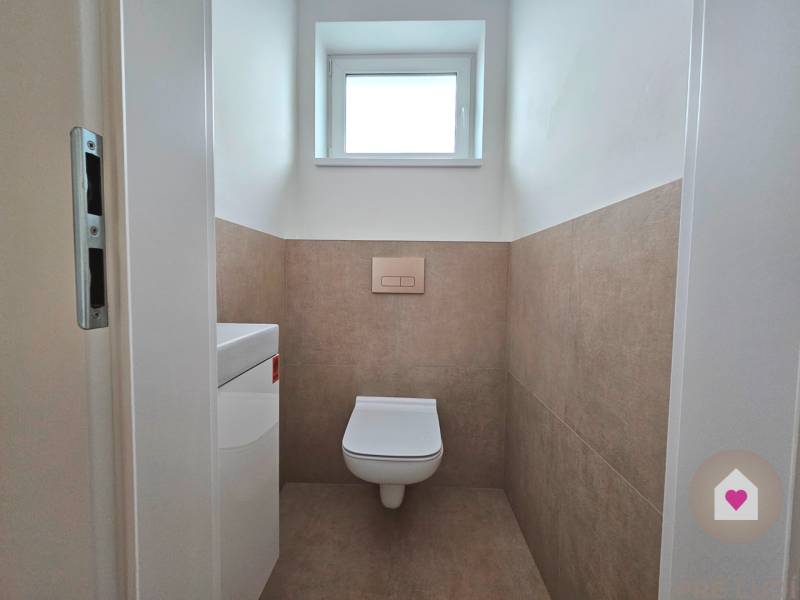 3i. BYT SO ZÁHRADOU +TEP. ČERPADLO, KLIMATIZÁCIA A ŽALÚZIE V CENE - Toaleta s oknom a dlažbou na stene, vhodná na ulici Dúhová.